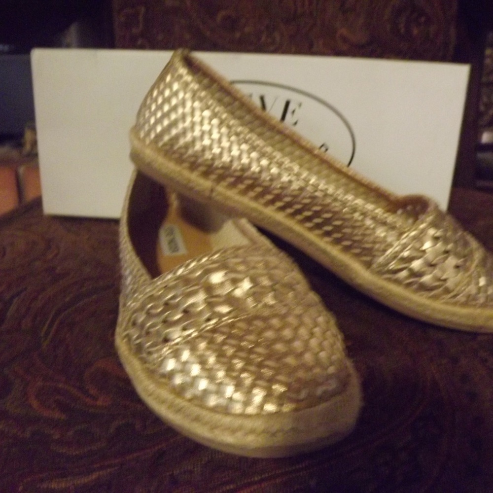 STEVE MADDEN FLATS SZ 7 GOLD